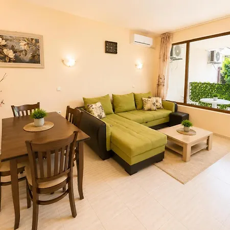 Diamond Bay - Pool And Apartment